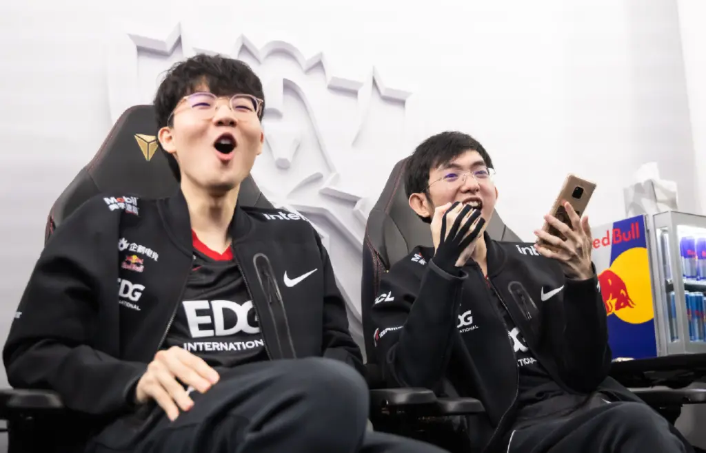 FPX翻盘T1,Clid关键团战开团秒人激烈交锋八强赛,成为赛场最大亮点 FPX翻盘T1,Clid关键团战开团秒人激烈交锋八强赛,成为赛场最大亮点